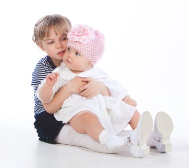 küçük kız bebek kardeşi ile iletişim kurar.