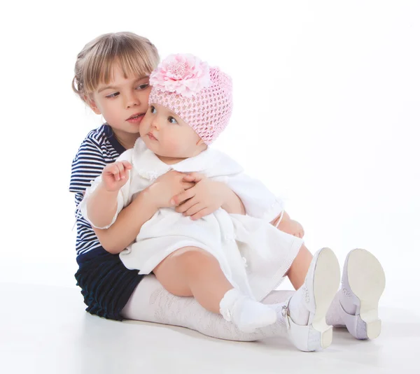 Kleines Mädchen kommuniziert mit ihrer kleinen Schwester — Stockfoto