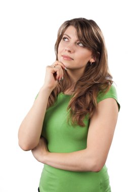 Genç kadın düşünüyor.