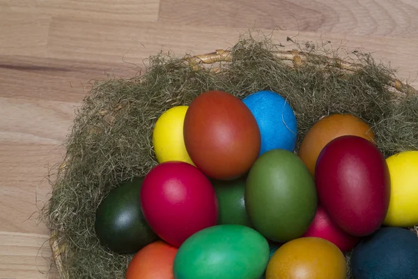 Huevos coloridos en el nido —  Fotos de Stock
