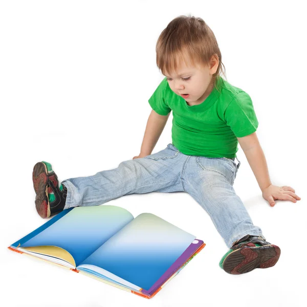 Petit garçon avec livre — Photo