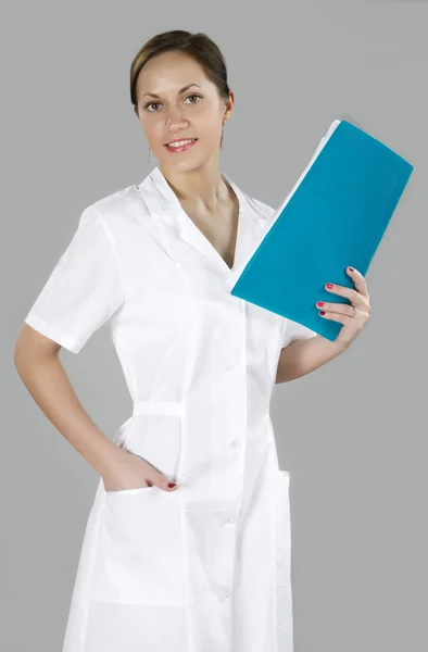 Giovane infermiera donna con cartella — Foto Stock