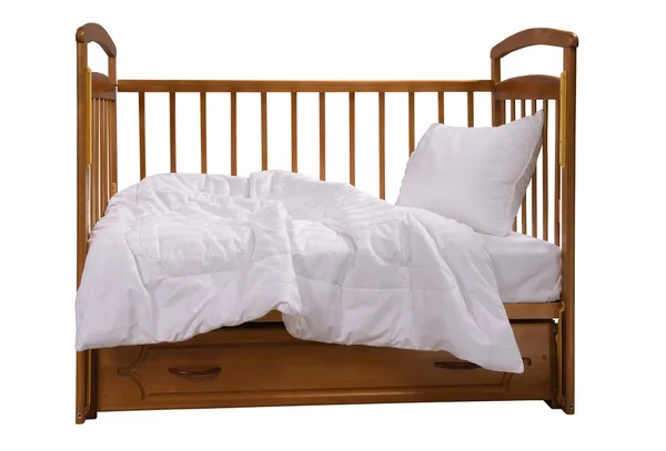 Деревянная кровать с постельными принадлежностями — стоковое фото
