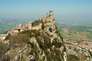 bir uçurumun üzerindeki