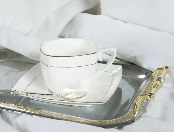 Weiße Teetasse auf dem Silbertablett — Stockfoto