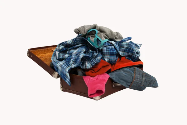Tumpukan pakaian dalam koper yang dibuka terisolasi pada latar belakang putih — Stok Foto