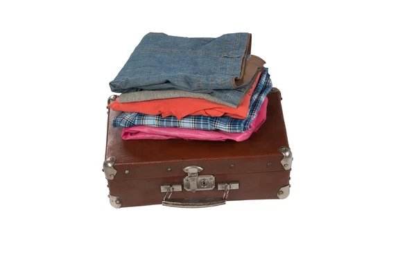 Одежда на чемодане — стоковое фото