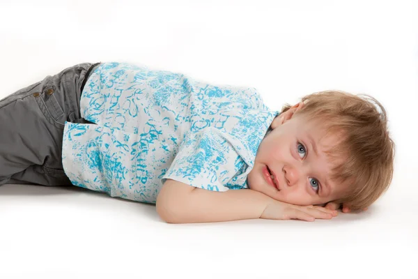 年轻的小男孩躺在地板上 — 图库照片