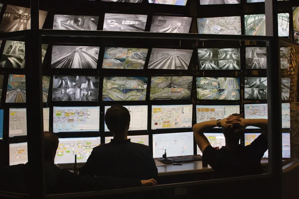 Guardie di sicurezza che guardano video monitoraggio — Foto Stock