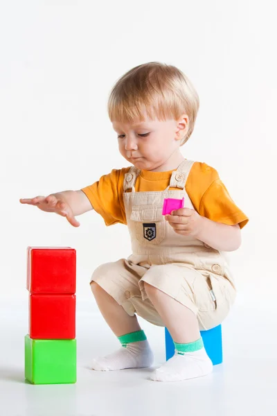 Jongen spelen kubussen — Stockfoto