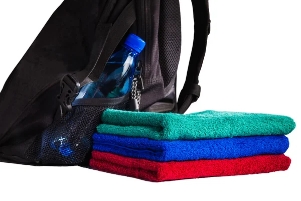 Toalhas e mochila com garrafa de água — Fotografia de Stock