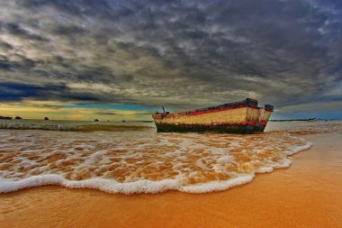 gün batımında sahilde tekne
