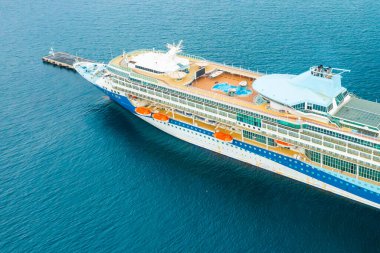 Lüks bir yolcu gemisinin ya da yat limanının çatısında yüzme havuzu olan doğrusal görüntüsü.. 