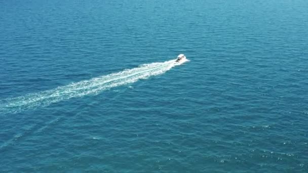 Drone Vista Barco Blanco Navegando Mar Azul Yate Blanco Moviéndose — Vídeos de Stock