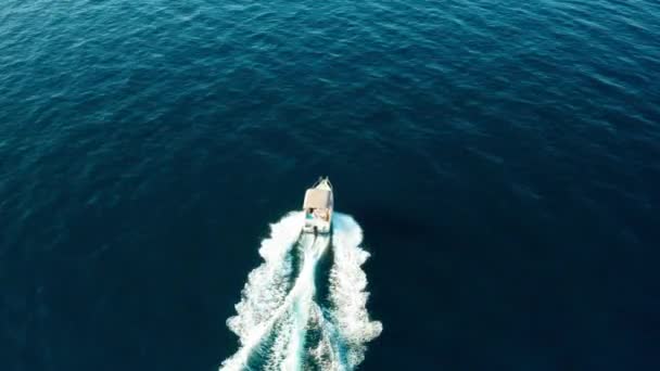 Drohnenblick Auf Ein Weißes Boot Das Blauen Meer Segelt Eine — Stockvideo