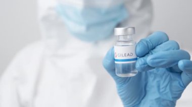 Gilead şişesi ya da ilaç şişesi sağlık çalışanı ya da bilim adamı tarafından plastik eldivenlerle gösterildi, Ekim 2021, San Francisco, ABD 