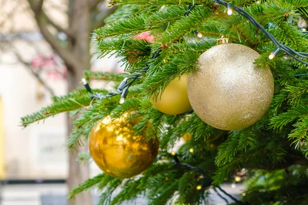 Árvore de Natal decorada com bolas de brinquedo vermelho e dourado na rua — Fotografia de Stock