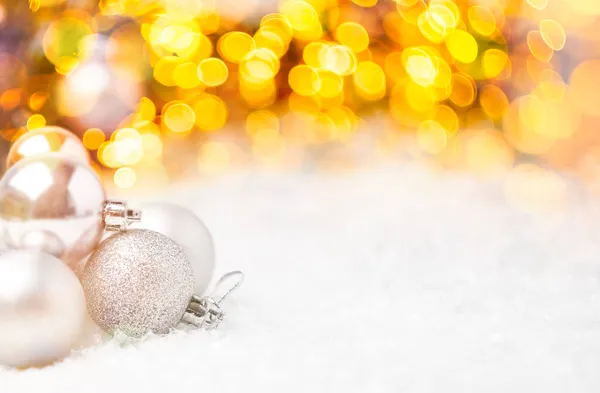 Két karácsonyi labda bokeh fénnyel. A képeslap koncepciója az újévi ünnepekre — Stock Fotó