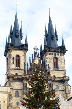 Prag 'daki Old Town' da renkli topları olan Noel ağacı Tyn 'dan önce Meryem Ana Kilisesi' nin arka planında. Noel pazarına hazırlanıyorum.
