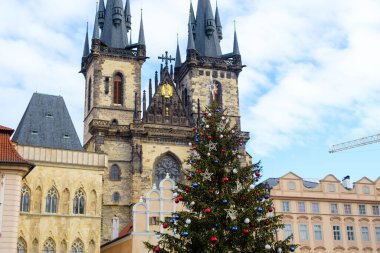 Prag 'daki Old Town' da renkli topları olan Noel ağacı Tyn 'dan önce Meryem Ana Kilisesi' nin arka planında. Noel pazarına hazırlanıyorum.