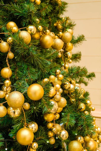 Árvore de Natal decorada com bolas douradas — Fotografia de Stock