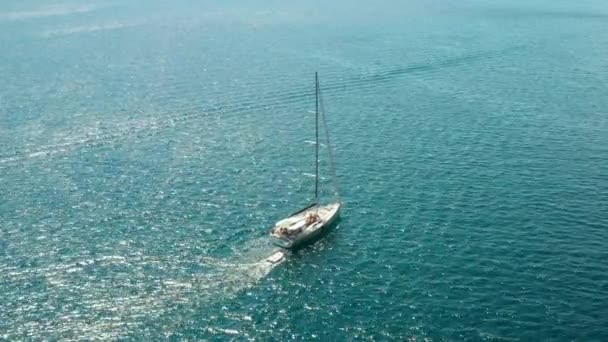 Vit segelbåt eller yacht segel på havet med blått vatten. Flygfoto över Adriatiska havet och fartyget — Stockvideo