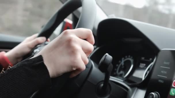 Κοντινό πλάνο γυναίκα οδήγηση αυτοκινήτου. Κλείστε τα γυναικεία χέρια στο τιμόνι. Οδήγηση της Skoda auto — Αρχείο Βίντεο