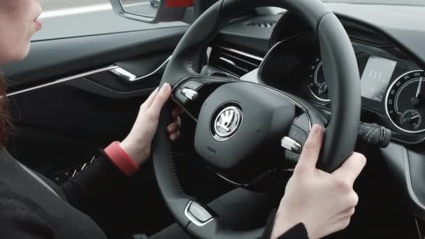 Araba kullanan yakın plan bir kadın. Kadın ellerini direksiyona yakın tut. Skoda Auto, Ekim 2021, Prag, Çek Cumhuriyeti — Stok video