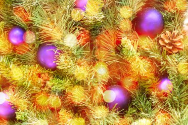 Mor topları olan bir Noel ağacında Noel ışıkları. Kopya alanı olan yeni yıl kompozisyonu