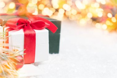 Çam dalı, kar ve arka planda fotokopi alanı olan bokeh ışıkları olan güzel Noel hediyeleri. Kartpostal, indirim kuponu veya satış konsepti. 