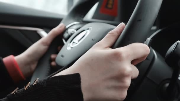 Fechar mulher dirigindo um carro. Feche mãos femininas em um volante. Driving Skoda auto, Outubro de 2021, Praga, República Checa — Vídeo de Stock