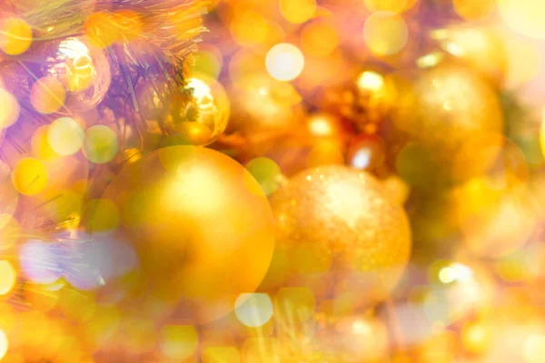 Versierd met gouden kerstballen op een wazig en sprankelend licht achtergrond — Stockfoto