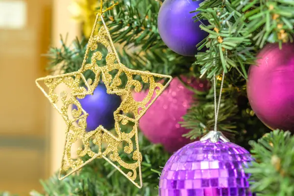 金色の星とガーランドライト、背景の光のボケのクリスマスツリー上のおもちゃの装飾. — ストック写真