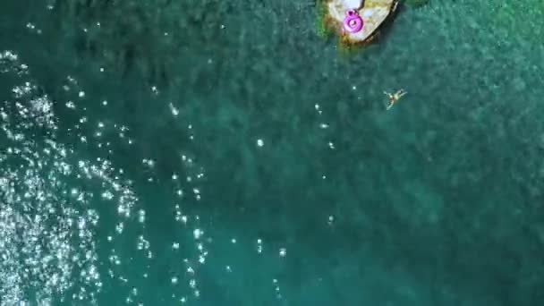 看上面一个女人在大海中与透明的水一起游泳 — 图库视频影像