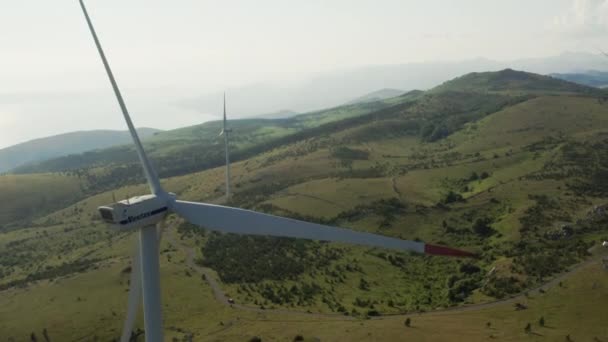 Imagens aéreas de um drone sobre uma turbina eólica giratória. Fazenda eólica para geração de energia ecológica, verde, renovável e eletricidade nas montanhas, outubro de 2021, Vratarusa, Croácia — Vídeo de Stock