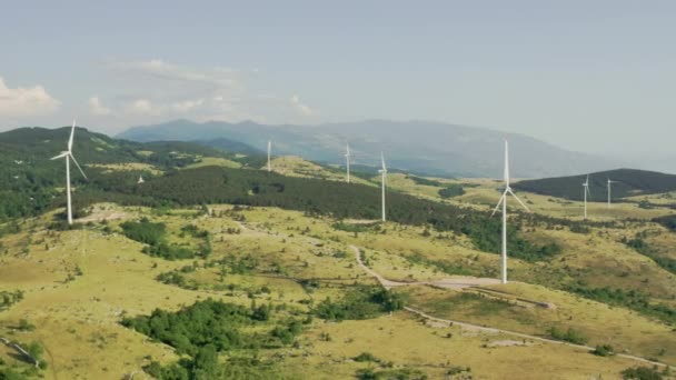 Luftaufnahmen von Windrädern oder Windparks in den Bergen. Windräder erzeugen grünen und erneuerbaren Strom und helfen beim Klimawandel. — Stockvideo