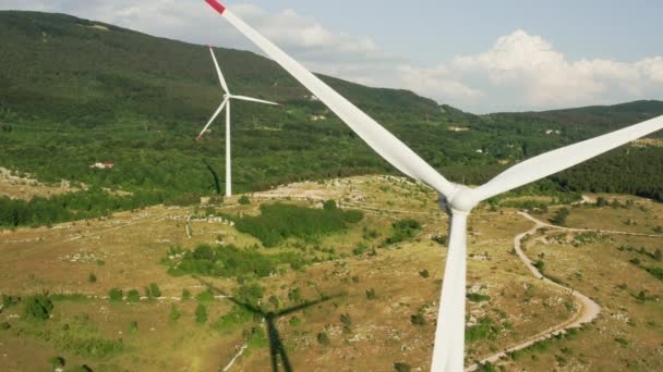 Vista aérea de aerogeneradores giratorios o molinos de viento en las montañas. Generación de energía verde renovable. — Vídeos de Stock