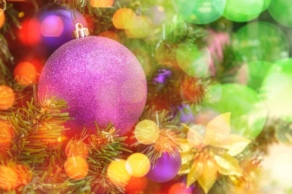 Kerst Bokeh Lichten Een Kerstboom Met Paarse Ballen Achtergrond Nieuwjaarscompositie — Stockfoto