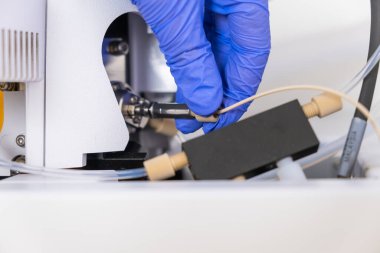 Kütle spektrometresinin iyon kaynağına nebulizer bağlayan kimyager. Kitle dedektörlü sıvı kromatografisi.