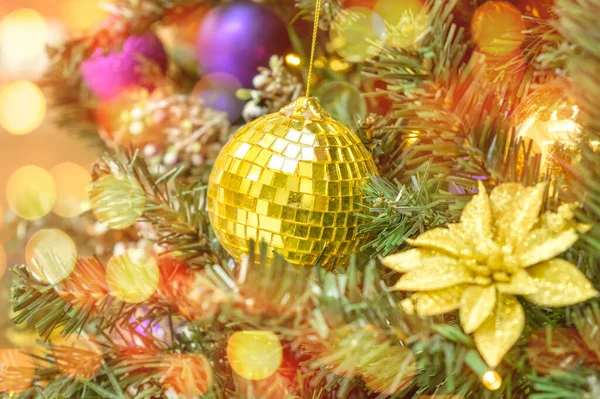 Kerstballen versieren kerstboom met ballen en slinger lichten met kopieerruimte. Voorbereiding van het nieuwe jaar. — Stockfoto