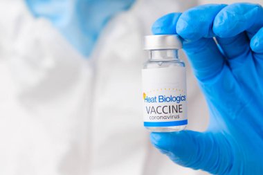 Sağlık çalışanı ya da bilim adamı tarafından plastik eldivenlerle sunulan biyoteknoloji şişesi ya da şişesi, Ekim 2021, San Francisco, ABD 