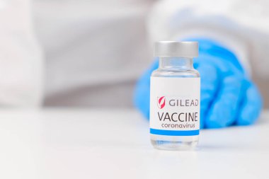 SARS-Cov-2, Coronavirus ya da Covid-19 'a karşı Gilead aşısı lastik eldivenli sağlık çalışanı tarafından masaya kondu, Mart 2021, San Francisco, ABD