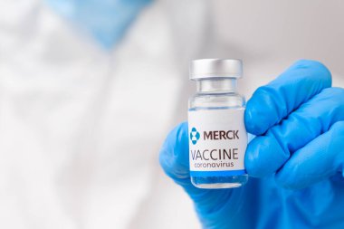 Merck şişesi ya da ilaç şişesi sağlık çalışanı ya da bilim adamı tarafından plastik eldivenlerle gösterildi, Ekim 2021, San Francisco, ABD 