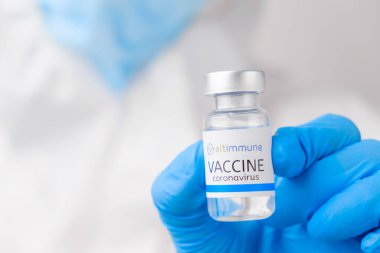 SARS-Cov-2, Coronavirus ya da Covid-19 'a karşı yapılan Altimmune aşısı lastik eldivenli sağlık çalışanı tarafından masaya kondu, Mart 2021, San Francisco, ABD