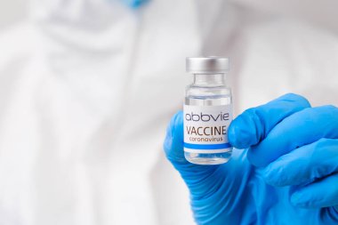 Abbvie aşısı Covid-19, Coronavirus ya da SARS-Cov-2 'ye karşı kauçuk eldivenli doktor elinde, Mart 2021, San Francisco, ABD