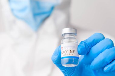 SARS-Cov-2, Coronavirus ya da Covid-19 'a karşı biyo-ilaç aşısı. Plastik eldivenli bir doktor tarafından masaya kondu. Mart 2021, San Francisco, ABD