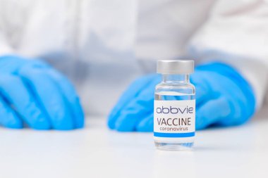 Abbvie aşısı Covid-19, Coronavirus ya da SARS-Cov-2 'ye karşı kauçuk eldivenli doktor elinde, Mart 2021, San Francisco, ABD