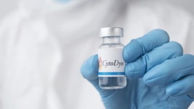 Cyto Dyn ilaç şişesi ya da şişesi sağlık çalışanı ya da bilim adamı tarafından plastik eldivenlerle gösterildi, Ekim 2021, San Francisco, ABD 
