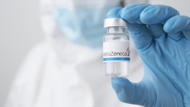 AstraZeneca injektionsflaska eller flaska med läkemedel demonstrerad av sjukvårdspersonal eller forskare i gummihandskar, oktober 2021, San Francisco, USA — Stockvideo