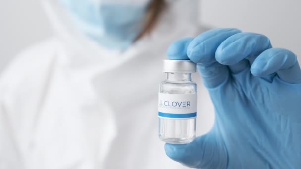 Frasco ou frasco de Clover Biontech com produtos farmacêuticos demonstrado por um profissional de saúde ou cientista em luvas de borracha, outubro de 2021, São Francisco, EUA — Vídeo de Stock